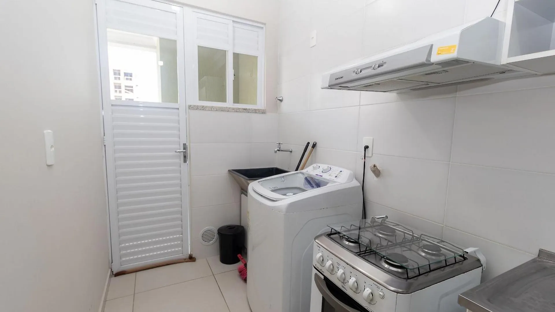 496 - Lindo Apartamento 3 Quartos Localizado Na Praia De Bombas Bombinhas