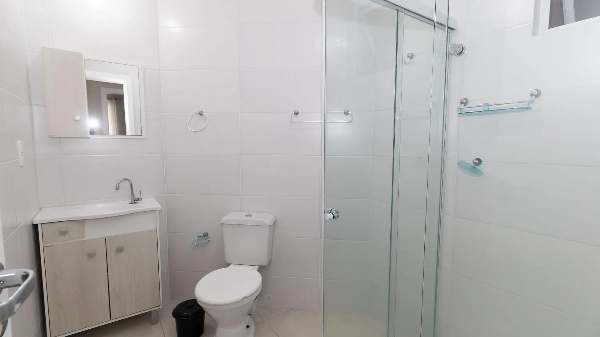 496 - Lindo Apartamento 3 Quartos Localizado Na Praia De Bombas Bombinhas 0*,  Brazil