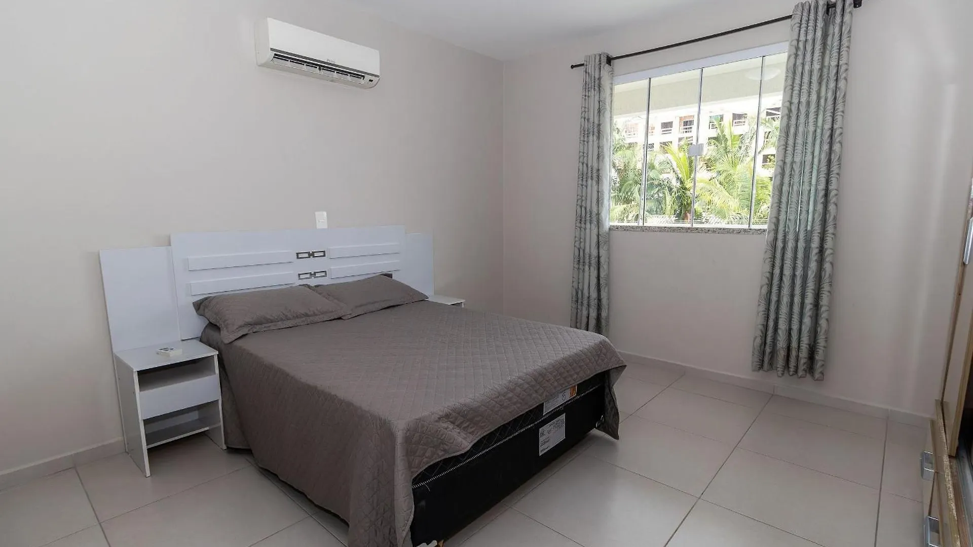 496 - Lindo Apartamento 3 Quartos Localizado Na Praia De Bombas Bombinhas