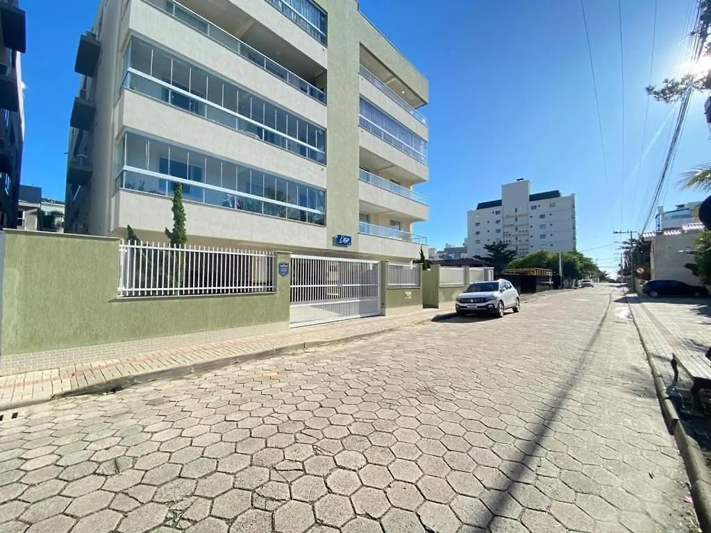 496 - Lindo Apartamento 3 Quartos Localizado Na Praia De Bombas Bombinhas